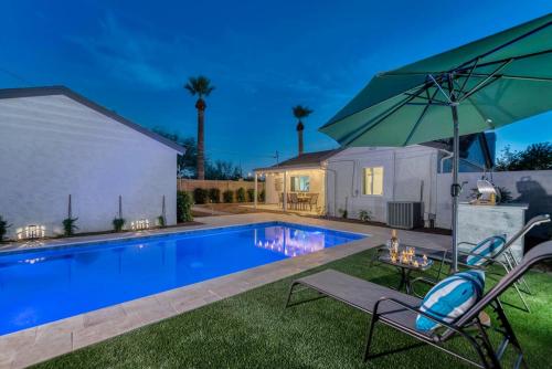 Photo de la galerie de l'établissement Mid-century Modern Charmer With Free Heated Pool!, à Phoenix