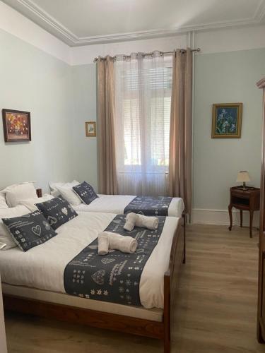 une chambre avec deux lits et une fenêtre dans l'établissement Villa de la Semm - Iconique à Colmar avec parking, à Colmar