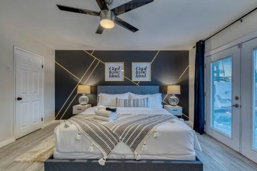 Una cama o camas en una habitación de Fun Desert Getaway With Private Free Heated Pool!