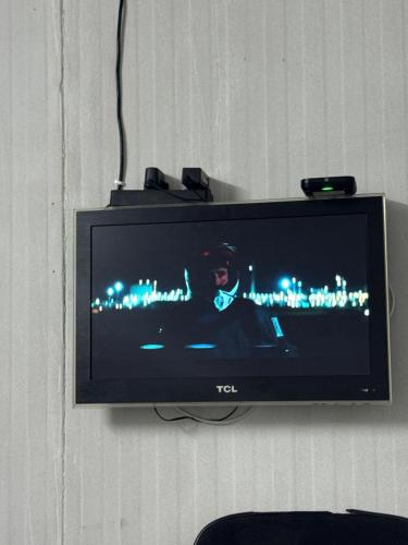 シャルジャにあるSpectrum Villaの壁に掛けられた薄型テレビ