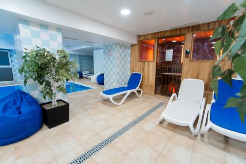 a waiting room with two chairs and a plant at Hotel Dorna in Vatra Dornei