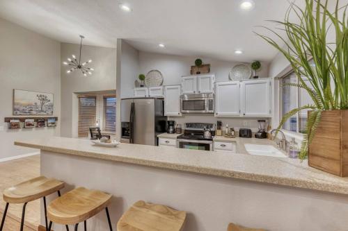 Fotografie z fotogalerie ubytování Fabulous With Complimentary Private Heated Pool! v destinaci Mesa