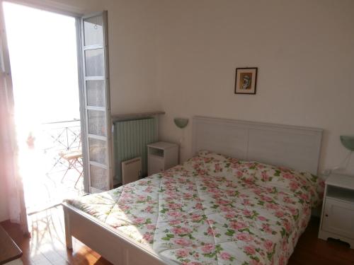 a bedroom with a bed with a floral comforter at Casa sullo Sperone in Varenna
