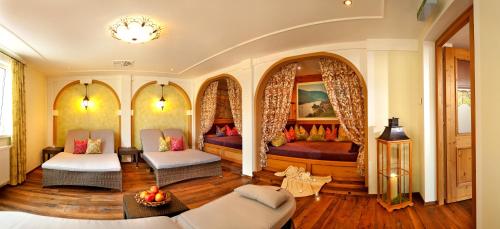 a living room with two beds and a couch at Romantikhotel Residenz Wachau in Aggsbach Dorf