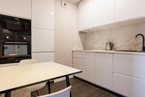 Dapur atau dapur kecil di Sweda Apartments Gdańsk Seaside
