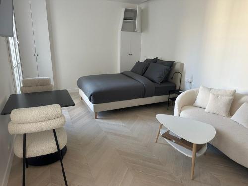 un soggiorno con un letto e un divano di Luxury Apartment Champ de Mars Eiffel Tower a La Celle-sous-Gouzon