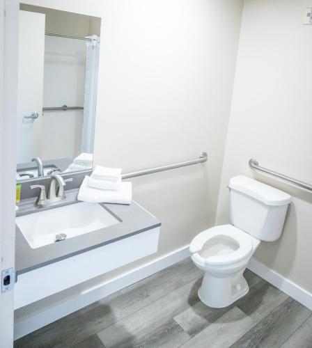 Ein Badezimmer in der Unterkunft Islander Inn