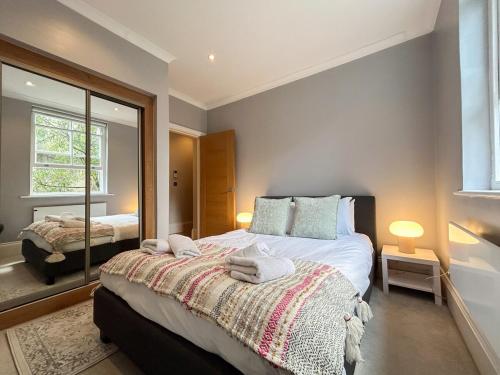 a bedroom with a large bed with towels on it at Stylish Soho Apartment R2 in London