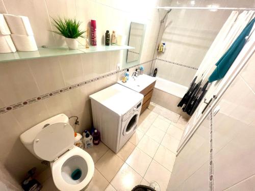 ein weißes Badezimmer mit Toilette und Waschbecken in der Unterkunft Apartamento Centro Torremolinos in Torremolinos