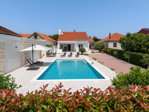 una piscina en el patio trasero de una casa en Villa 65 Large 55m2 Private Heated Pool Peaceful Escape, en Škabrnje