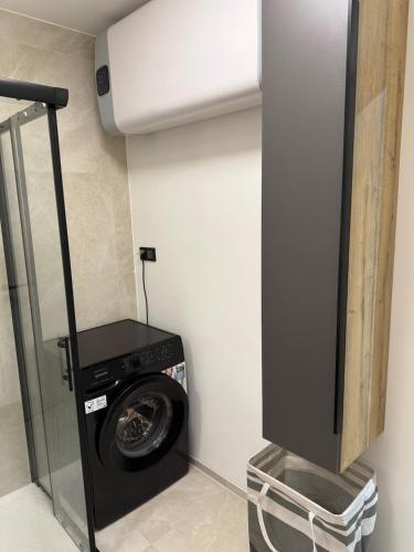 a washer and dryer in a small room at Moderno stanovanje - Ptuj in Ptuj