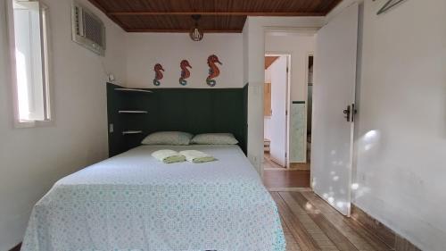 um quarto com uma cama com duas toalhas em Aquarela Village - Barra Grande em Marau