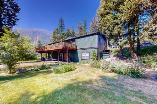 a small house in the middle of a yard at Hungry Horse Hideout - Upper Level in Hungry Horse
