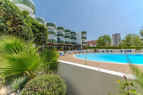 Apartamento junto a Praia com piscina.