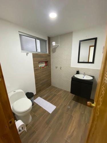 パストにあるCasa Munayのトイレと洗面台付きのバスルーム