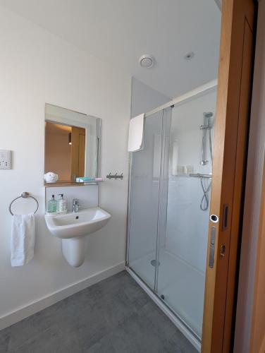 Bilik mandi di Flotnar Hús - Newbuild B&B