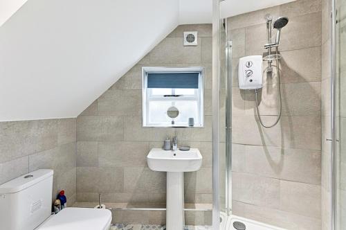 Ein Badezimmer in der Unterkunft Gower for Groups - sleeps 12