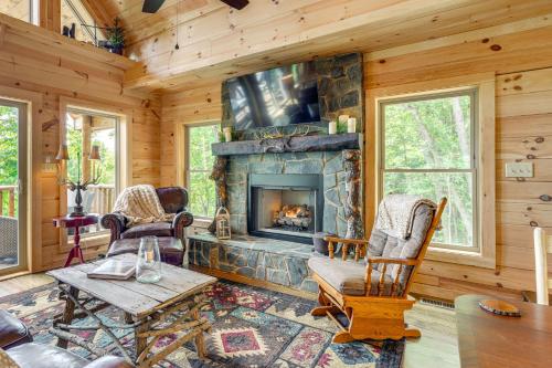 Χώρος καθιστικού στο Hot Tub, Game Room and Views Mars Hill Mtn Retreat!