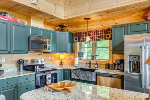 Η κουζίνα ή μικρή κουζίνα στο Hot Tub, Game Room and Views Mars Hill Mtn Retreat!