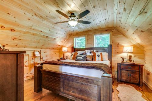 Ένα ή περισσότερα κρεβάτια σε δωμάτιο στο Hot Tub, Game Room and Views Mars Hill Mtn Retreat!