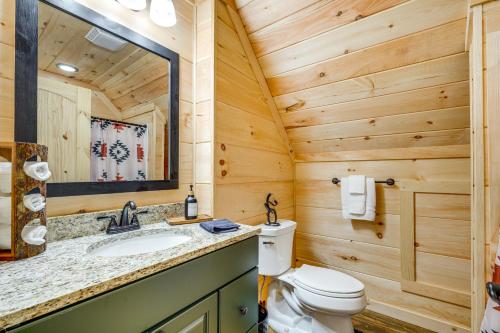 Ένα μπάνιο στο Hot Tub, Game Room and Views Mars Hill Mtn Retreat!