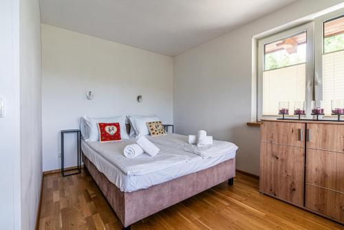Posteľ alebo postele v izbe v ubytovaní Apartamenty z widokiem & Basen - Willa KRÓLE 25A by RentiloPL