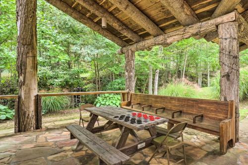 Κήπος έξω από το Hot Tub, Game Room and Views Mars Hill Mtn Retreat!