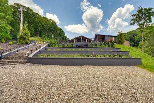 Κήπος έξω από το Hot Tub, Game Room and Views Mars Hill Mtn Retreat!