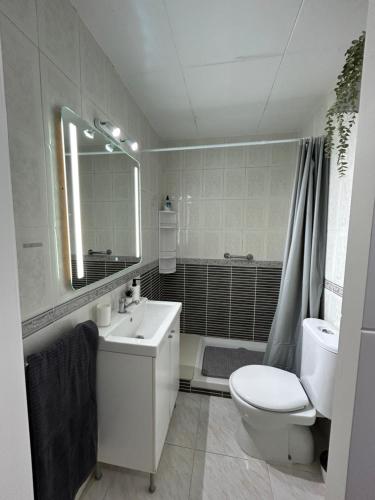 O baie la Apartamento con Terraza,Piscina,Playa y Aire acondicionado