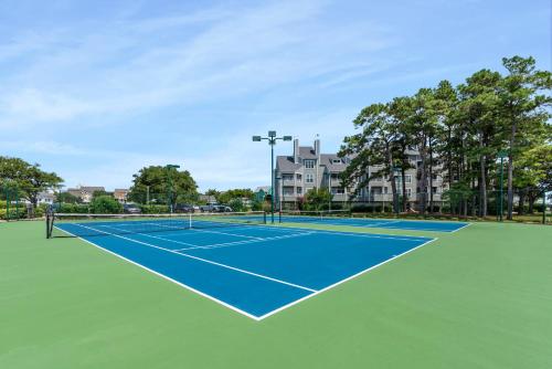 a tennis court with a tennis court at The Hook in Manteo