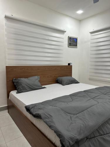 OyarifaにあるVilla de ChrisBaiのベッドルーム1室(大型ベッド1台、窓2つ付)
