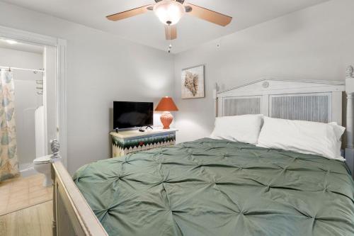 Una cama o camas en una habitación de Whispering Sound