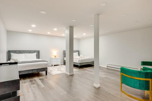 Postel nebo postele na pokoji v ubytování 3 Mi to Tobyhanna State Park Hot Tub Haven!