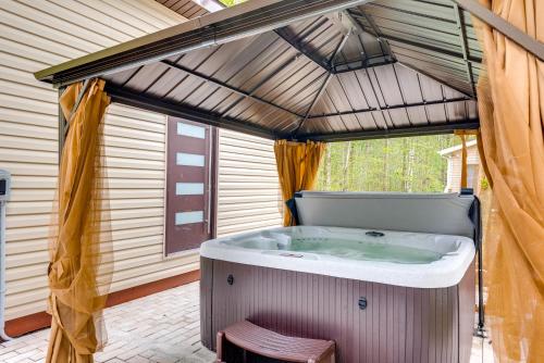 Koupelna v ubytování 3 Mi to Tobyhanna State Park Hot Tub Haven!