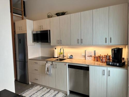 Køkken eller tekøkken på Getaway Carriage House - Great Location! Private!