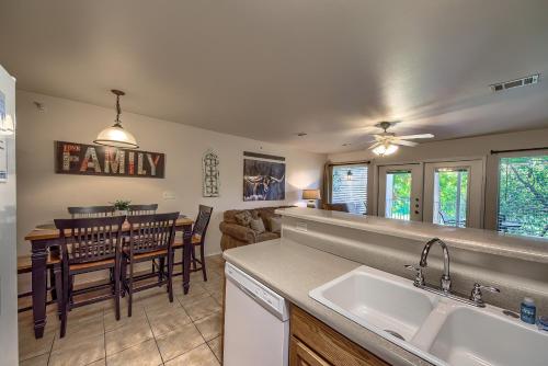 eine Küche und ein Wohnzimmer mit einem Esszimmer in der Unterkunft WW i102 Restful River Retreat in New Braunfels