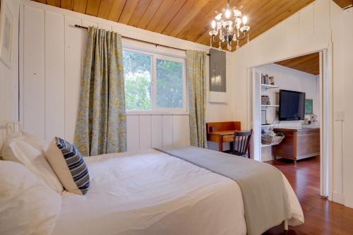 una camera da letto con un letto, una scrivania e una finestra di 2 Blocks to Puget Sound Beach Lummi Island Home a Lummi Island
