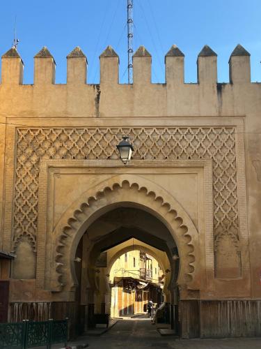 an entrance to a building with an archway at Riad Serendipity in Fès