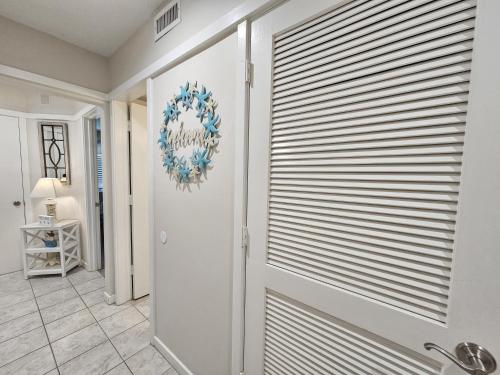 默特尔比奇Serene 2 bed, 2 bath lodge, with amenities, 101AC lodge的有带百叶窗的门的房间