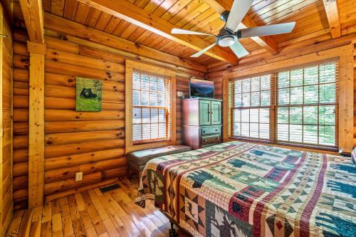 ein Schlafzimmer mit einem Bett in einer Blockhütte in der Unterkunft The Fontana in Gatlinburg