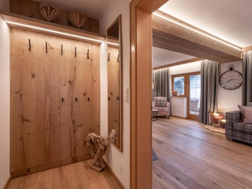 イッターにあるChalet Alexandraの木製の壁の客室で、スライドドアが付いています。