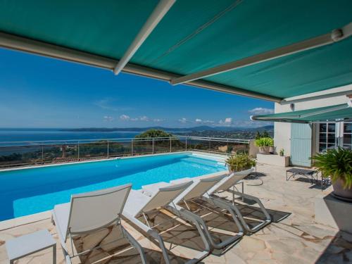 un patio avec des chaises et une piscine dans l'établissement Lessix 8, aux Issambres