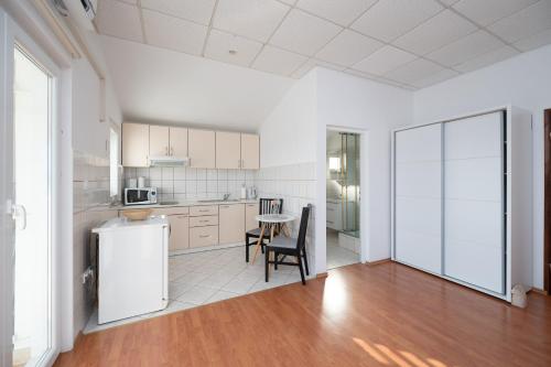 Kuchyňa alebo kuchynka v ubytovaní Apartments with parking spaces Sukosan, Zadar - 6131