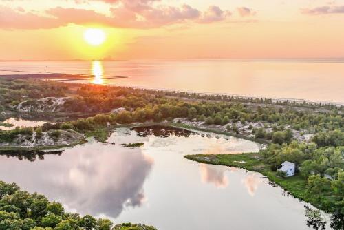 Φωτογραφία από το άλμπουμ του Spacious 3BR House with Firepit Grill Near Beach σε Gary