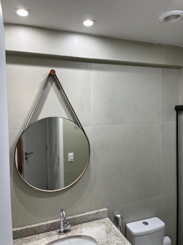 a bathroom with a mirror and a sink at Flat Garden Açores Tamandaré Jardim Privativo Piscina Infinity in Tamandaré