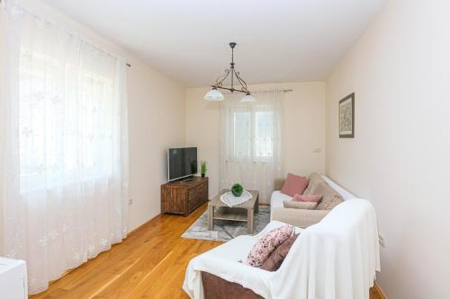 Family-friendly apartments with swimming pool Biograd na Moru, Biograd - 23754
