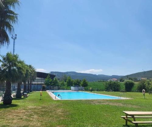 Una piscina en un campo de césped con una mesa de picnic. en Keymar, en San Miguel de Meruelo