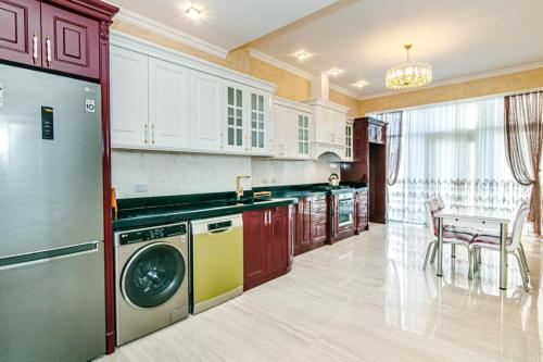 Η κουζίνα ή μικρή κουζίνα στο Luxary Home VIP Hillton