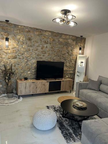 モスタルにあるMONA Historic central apartmentのソファと薄型テレビのあるリビングルーム