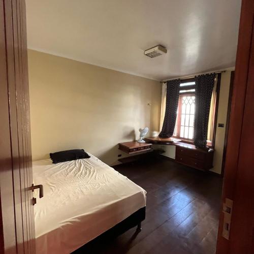 Giường trong phòng chung tại Republic mansão